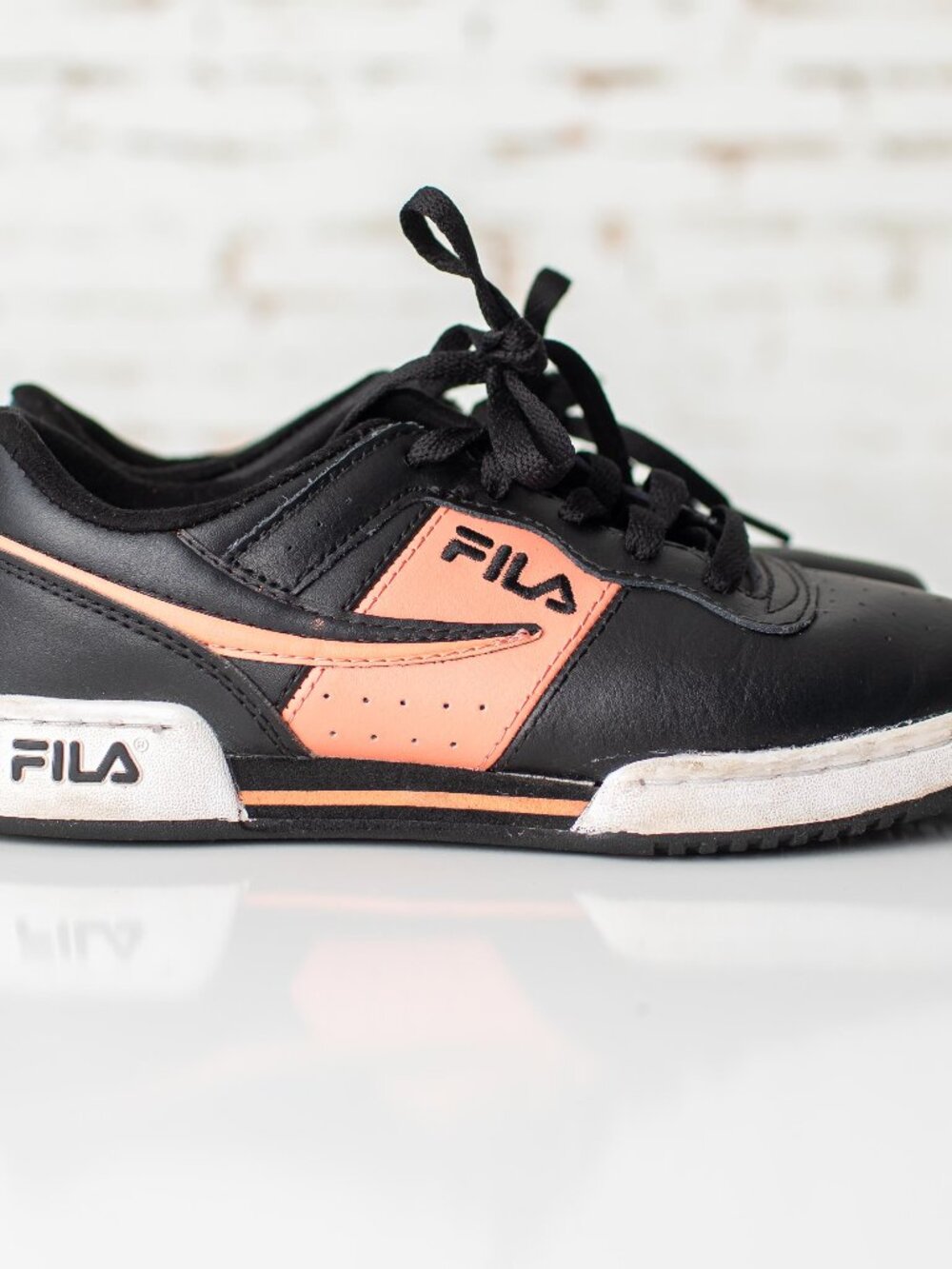 FILA Women’s Size 4 Black Coral Low Top Sneakers Casual Street Shoes Athletic - Picture 1 of 7